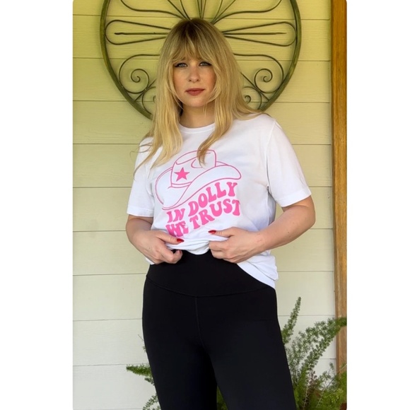 In Dolly We Trust • Graphic Tee Shirt in White & Pink - Dolly Parton - M/L - Picture 5 of 8